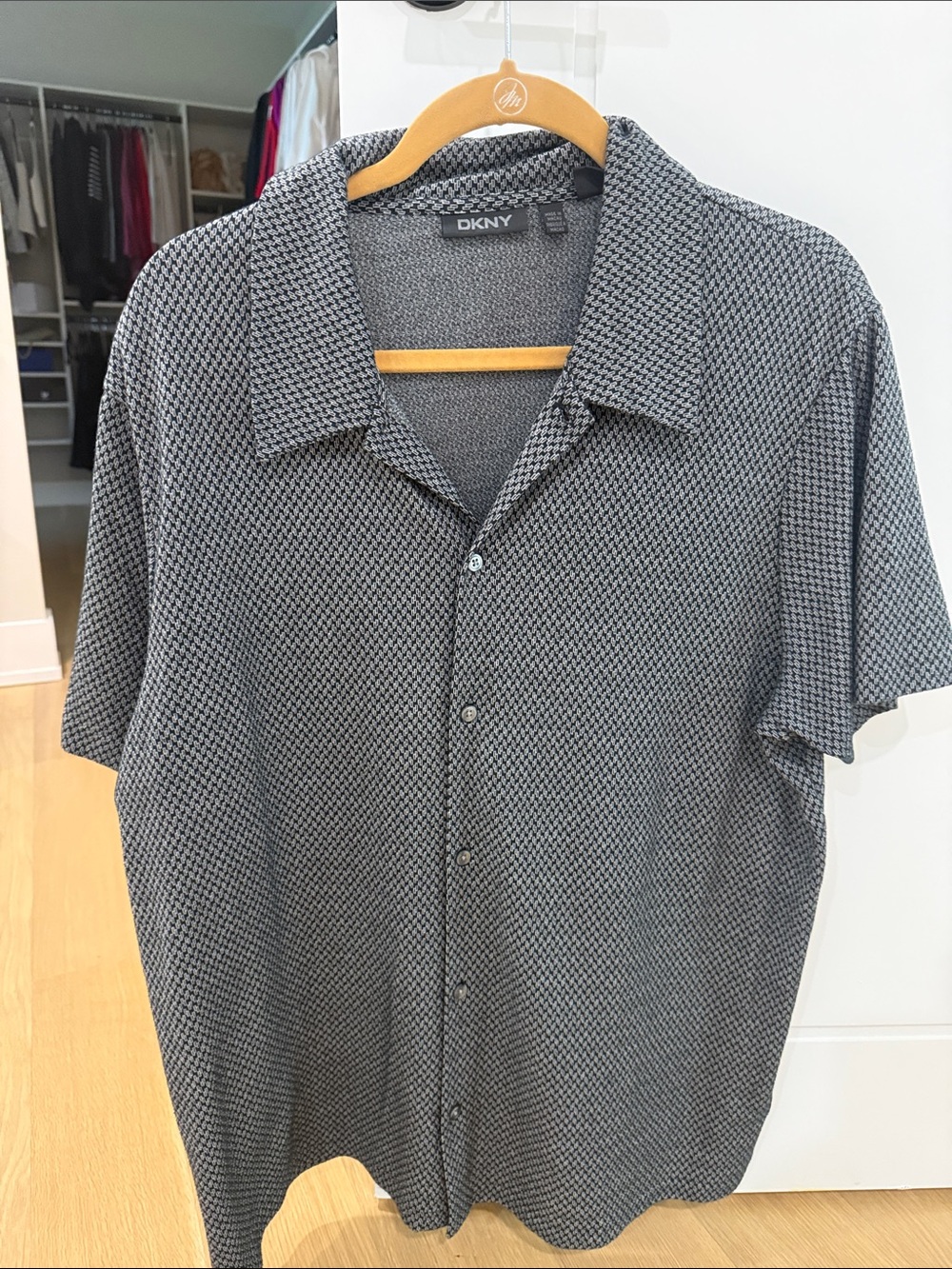 DKNY Men's Black and Gray Short-Sleeve Patterned Button-Down Shirt